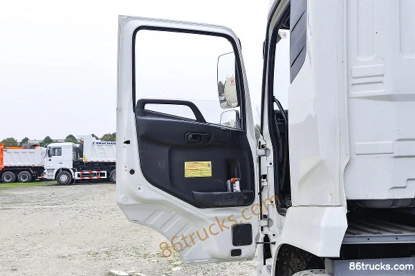Dongfeng Commercial Vehicle Tianjin VR 230hp 4X2(6 wheels) Tank Truck (Huawei Chiled Brand) Cab (1) | 86Trucks