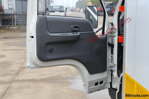JMC Shunda Narrow Body 122 hp 4X2(6 wheels) 4.2m Flammable Gas Van Truck (Chufei Brand) Cab (2) | 86Trucks