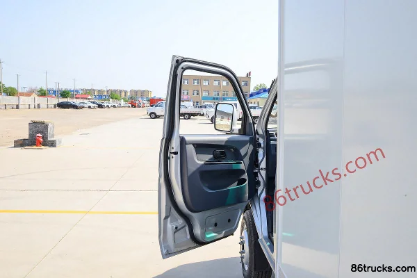 Jinbei T52 Chuangfu Type 1.5L 109hp 4X2(6 wheels) Gasoline 2.605m Double Row Box Van Mini Truck Cab (1) | 86Trucks