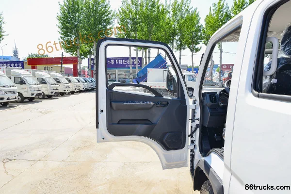 Times Leader S1 Startup 2L Gasoline 144 hp 4X2(6 wheels) Dongan 5-Speed 2.7m Double Row Flatbed Small Truck Cab (1) | 86Trucks