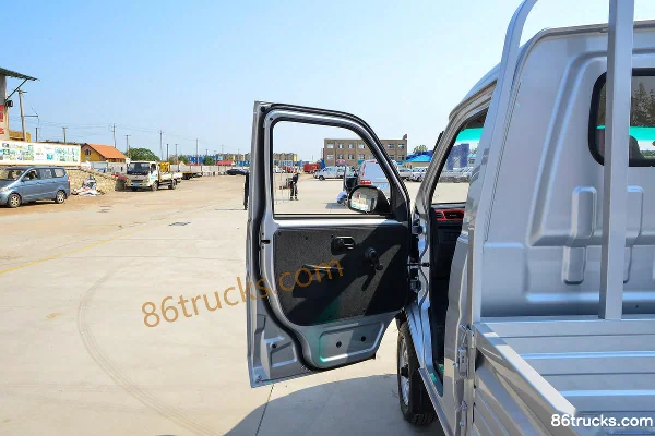 SRM Jinka S1 2024 Edition Standard Edition 1.4L 102 hp 4X2(6 wheels) Gasoline 3.05m Single Row Flatbed Mini Truck (Single Rear Tire) Cab (1)