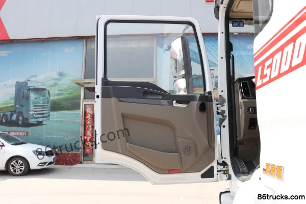 SHACMAN Delong L5000 Jingying 270 hp 4X2(6 wheels) 9.8m AMT automatic transmission box cargo truck Cab (1) | 86Trucks