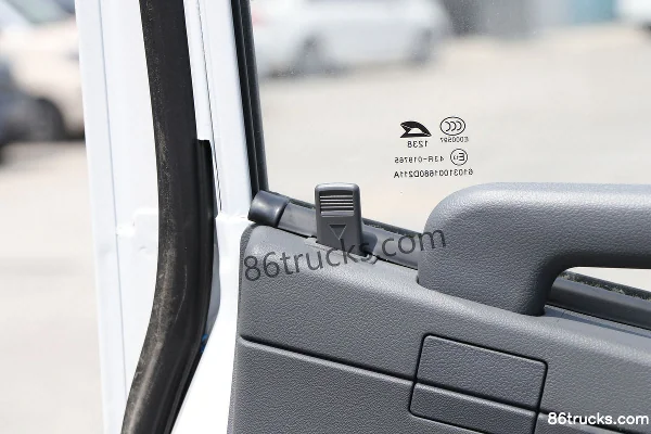 Dongfeng Xiaobawang W15 122 hp 4X2(6 wheels) 3.18m double-row flatbed mini truck (WLY 5-speed) Cab (2) | 86Trucks