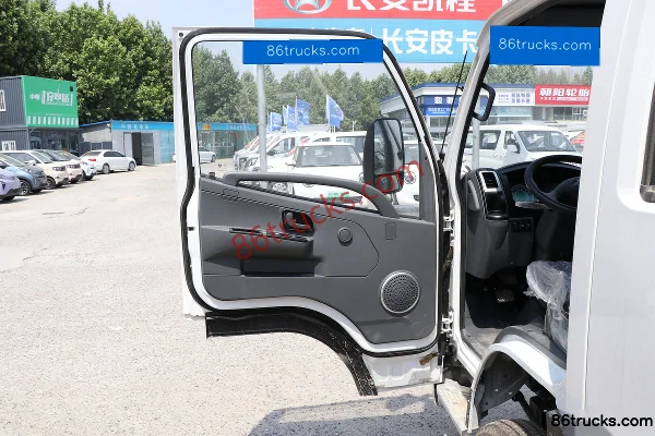 Dongfeng Xiaobawang W15 122 hp 4X2(6 wheels) 3.18m double-row flatbed mini truck (WLY 5-speed) Cab (1) | 86Trucks