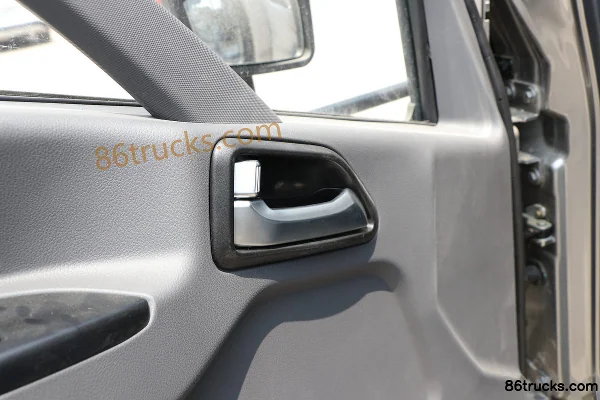 Sinotruk HOWO Hanjiang M 145hp 4X2(6 wheels) 4.15m single-row fence light truck (WLY 5-speed) Cab (3) | 86Trucks