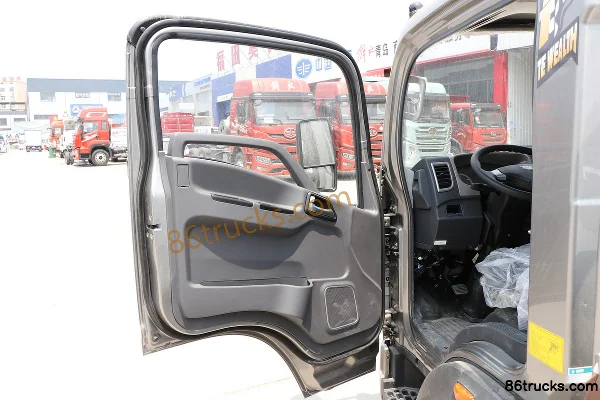 Sinotruk HOWO Hanjiang M 145hp 4X2(6 wheels) 4.15m single-row fence light truck (WLY 5-speed) Cab (1) | 86Trucks