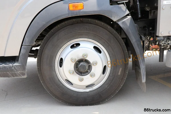 Sinotruk HOWO Hanjiang M 145hp 4X2(6 wheels) 4.15m single-row fence light truck (WLY 5-speed) Chassis (3) | 86Trucks