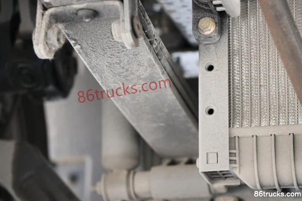 Sinotruk HOWO Hanjiang M 145hp 4X2(6 wheels) 4.15m single-row fence light truck (WLY 5-speed) Chassis (2) | 86Trucks