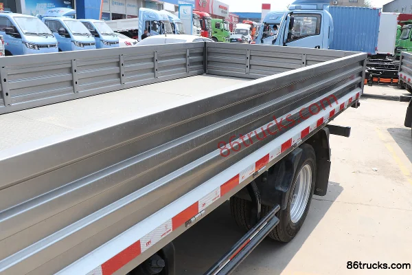 Sinotruk HOWO Hanjiang M 145hp 4X2(6 wheels) 4.15m single-row fence light truck (WLY 5-speed) Body (2) | 86Trucks