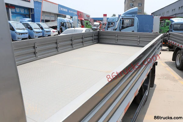 Sinotruk HOWO Hanjiang M 145hp 4X2(6 wheels) 4.15m single-row fence light truck (WLY 5-speed) Body (1) | 86Trucks