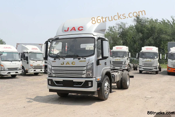 JAC Dewos T7 195 hp 4X2(6 wheels) 4.6m half-row cage cargo truck Exterior (3) | 86Trucks