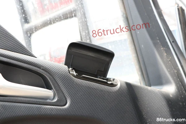 JAC Dewos T7 195 hp 4X2(6 wheels) 4.6m half-row cage cargo truck Cab (3) | 86Trucks