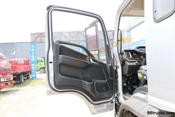 JAC Dewos T7 195 hp 4X2(6 wheels) 4.6m half-row cage cargo truck Cab (1) | 86Trucks