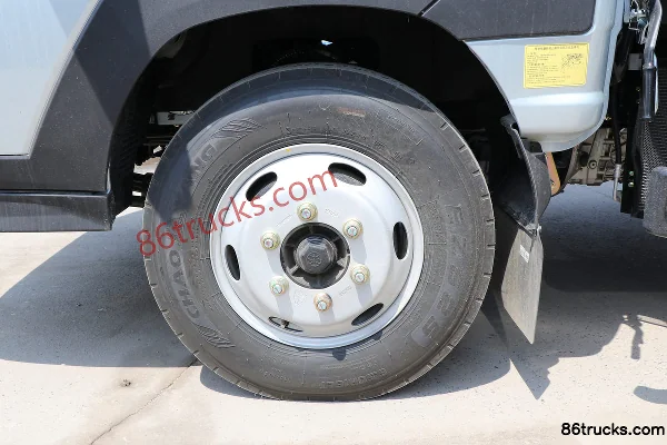 Sinotruk HOWO Xiaojiang 140hp 4X2(6 wheels) 3.95m Single Row Flatbed Mini Truck Chassis (3) | 86Trucks