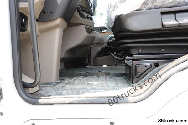 SHACMAN Delong M6000 Elite Edition 300 hp 4X2(6 wheels) 9.8m Van Cargo Truck Cab (3) | 86Trucks