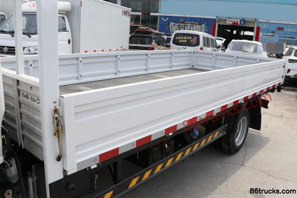 Dongfeng Xiaobawang W15 102hp 4X2(6 wheels) 4.05m Single Row Flatbed Light Truck Body (1) | 86Trucks