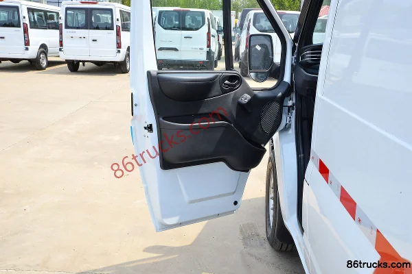 JMC Fushun 2023 Model 146hp 2.0T Diesel 3-Seat Short Wheelbase Mid-Roof Van Truck Cab (2) | 86Trucks