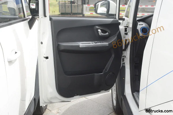 Leichi Xin V70 2.8T 2-seat 5.395m pure electric enclosed delivery truck 41.86kWh Cab (2) | 86Trucks