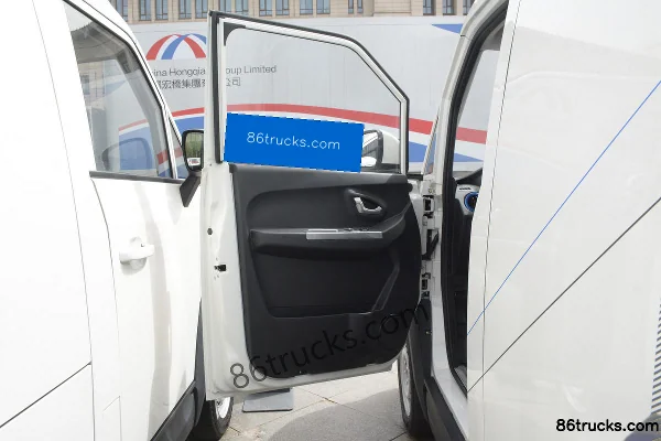 Leichi Xin V70 2.8T 2-seat 5.395m pure electric enclosed delivery truck 41.86kWh Cab (1) | 86Trucks