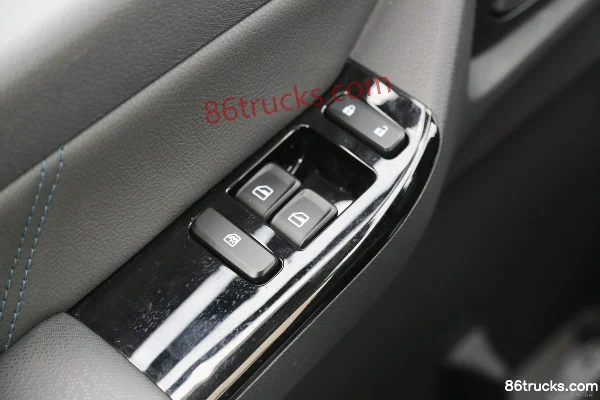 Aumark Zhilan EX 4.5T 3.8m single-row pure electric box light truck 63.75kWh 4X2(6 wheels) Interior (2) | 86Trucks
