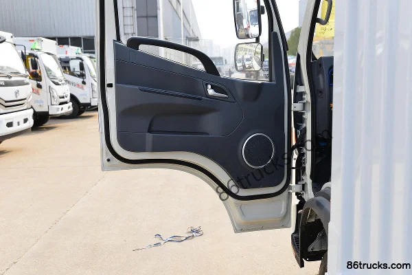 JAC Shuailing E 150 hp 4X2(6 wheels) 4.2 m flammable gas van truck (Chufei brand) (China VI) Cab (2) | 86Trucks