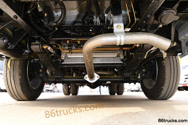 Dongfeng T5 95hp 4X2(6 wheels) 2.8m flammable gas van truck (Chufei brand) Chassis (1) | 86Trucks