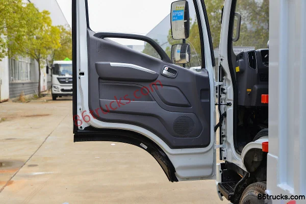 Foton Aoling CTS 156hp 4X2(6 wheels) 5.2m flammable gas van truck (Chufei brand) Cab (2) | 86Trucks