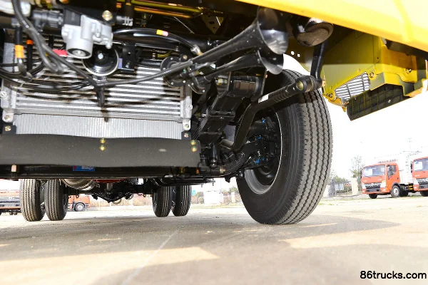 Dongfeng Duolika D5 Ruineng Edition 132 hp 4X2(6 wheels) 2.82m Double Row Flatbed Light Truck (Engineering Yellow) Chassis (3) | 86Trucks