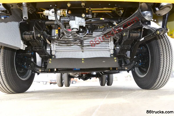 Dongfeng Duolika D5 Ruineng Edition 132 hp 4X2(6 wheels) 2.82m Double Row Flatbed Light Truck (Engineering Yellow) Chassis (1) | 86Trucks