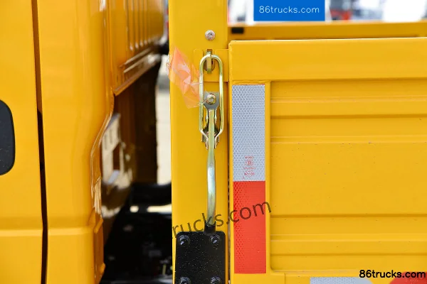 Dongfeng Duolika D5 Ruineng Edition 132 hp 4X2(6 wheels) 2.82m Double Row Flatbed Light Truck (Engineering Yellow) Body (3) | 86Trucks