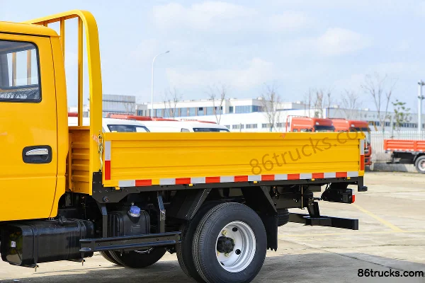 Dongfeng Duolika D5 Ruineng Edition 132 hp 4X2(6 wheels) 2.82m Double Row Flatbed Light Truck (Engineering Yellow) Body (1) | 86Trucks