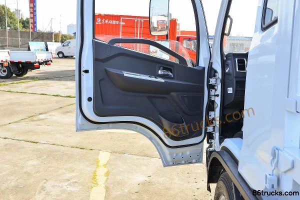 Dongfeng Duolika D5 Ruineng Edition 88 hp 4X2(6 wheels) 3.4m Half-row Stake Truck (Air Brake) Cab (2) | 86Trucks