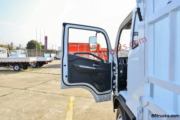 Dongfeng Duolika D5 Ruineng Edition 88 hp 4X2(6 wheels) 3.4m Half-row Stake Truck (Air Brake) Cab (1) | 86Trucks