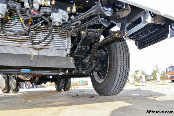 Dongfeng Duolika D5 Ruineng Edition 88 hp 4X2(6 wheels) 3.4m Half-row Stake Truck (Air Brake) Chassis (3) | 86Trucks