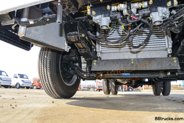 Dongfeng Duolika D5 Ruineng Edition 88 hp 4X2(6 wheels) 3.4m Half-row Stake Truck (Air Brake) Chassis (2) | 86Trucks