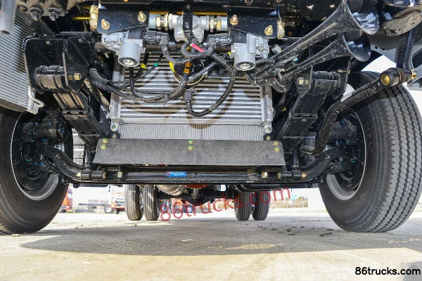 Dongfeng Duolika D5 Ruineng Edition 88 hp 4X2(6 wheels) 3.4m Half-row Stake Truck (Air Brake) Chassis (1) | 86Trucks