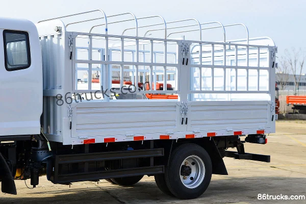 Dongfeng Duolika D5 Ruineng Edition 88 hp 4X2(6 wheels) 3.4m Half-row Stake Truck (Air Brake) Body (1) | 86Trucks
