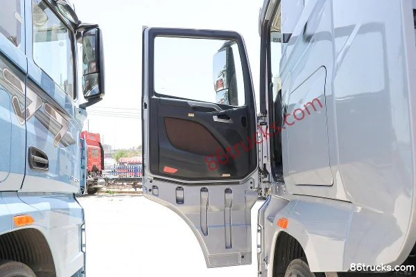 FAW Jiefang J7 Heavy Truck 600hp 6X4(10 wheels) LNG Automatic Tractor Truck (Hydraulic Retarder) Cab (1) | 86Trucks