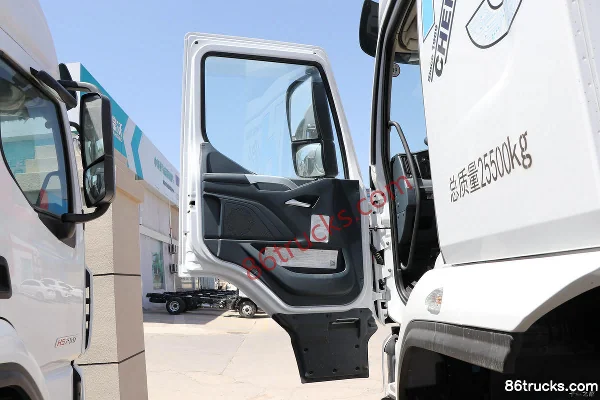 Dongfeng Liuqi Chenglong H5 320hp 6X2(8 wheels) 8.6m refrigerated truck Cab (1) | 86Trucks