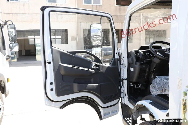Dongfeng Captain K5 2016 model 115 hp 4X2(6 wheels) 2.8m double-row stake light truck Cab (1) | 86Trucks