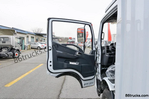 Dongfeng Xingyun K6-L 2.5L Diesel 155 hp 4X2(6 wheels) WLY 6-speed 4.17m single-row van light truck Cab (1) | 86Trucks