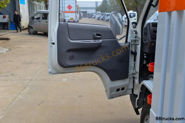 JMC Shunda Small Truck 122 hp 4X2(6 wheels) 4.2m Flammable Gas Box Transport Truck (Chufei Brand) Cab (2) | 86Trucks