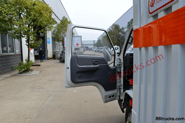 JMC Shunda Small Truck 122 hp 4X2(6 wheels) 4.2m Flammable Gas Box Transport Truck (Chufei Brand) Cab (1) | 86Trucks