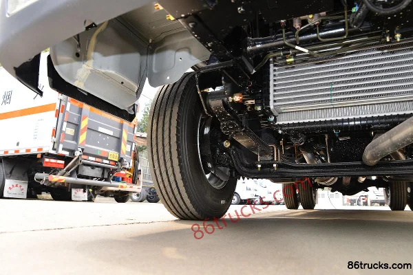 JMC Shunda Small Truck 122 hp 4X2(6 wheels) 4.2m Flammable Gas Box Transport Truck (Chufei Brand) Chassis (2) | 86Trucks
