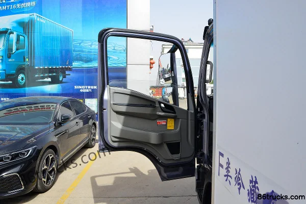 Sinotruk HOWO Tongsheng 170 ch 4X2(6 roues) 4,1 m camion frigorifique Cabine (1) | 86Trucks