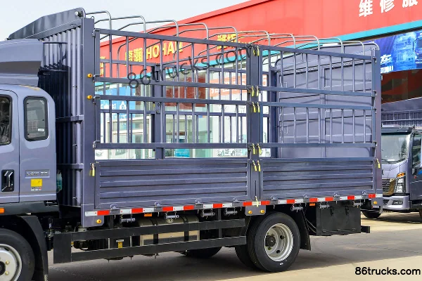 Sinotruk HOWO Tongshuai 154hp 4X2(6 wheels) 4.85m Crew Cab Stake Truck (10-speed) Body (1) | 86Trucks