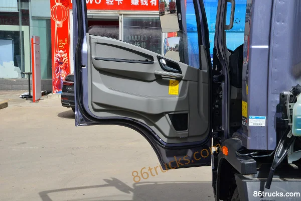 Sinotruk HOWO Tongshuai 170 hp 4X2(6 wheels) 4.15m Single Row Stake Truck (Sinotruk 8-speed) Cab (2) | 86Trucks