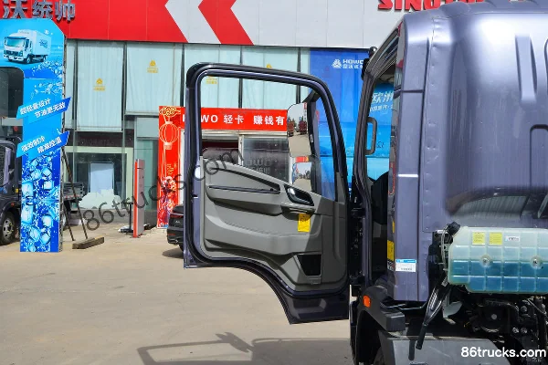 Sinotruk HOWO Tongshuai 170 hp 4X2(6 wheels) 4.15m Single Row Stake Truck (Sinotruk 8-speed) Cab (1) | 86Trucks