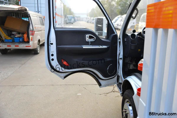 Dongfeng Tuyu T5 95hp Gasoline 4X2(6 wheels) Flammable Liquid Van Truck (Chufei Brand) Cab (2) | 86Trucks