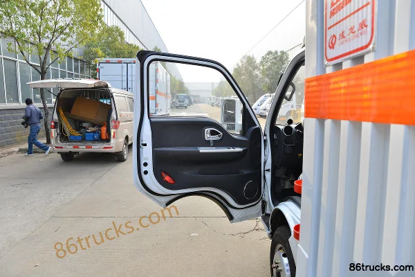 Dongfeng Tuyu T5 95hp Gasoline 4X2(6 wheels) Flammable Liquid Van Truck (Chufei Brand) Cab (1) | 86Trucks